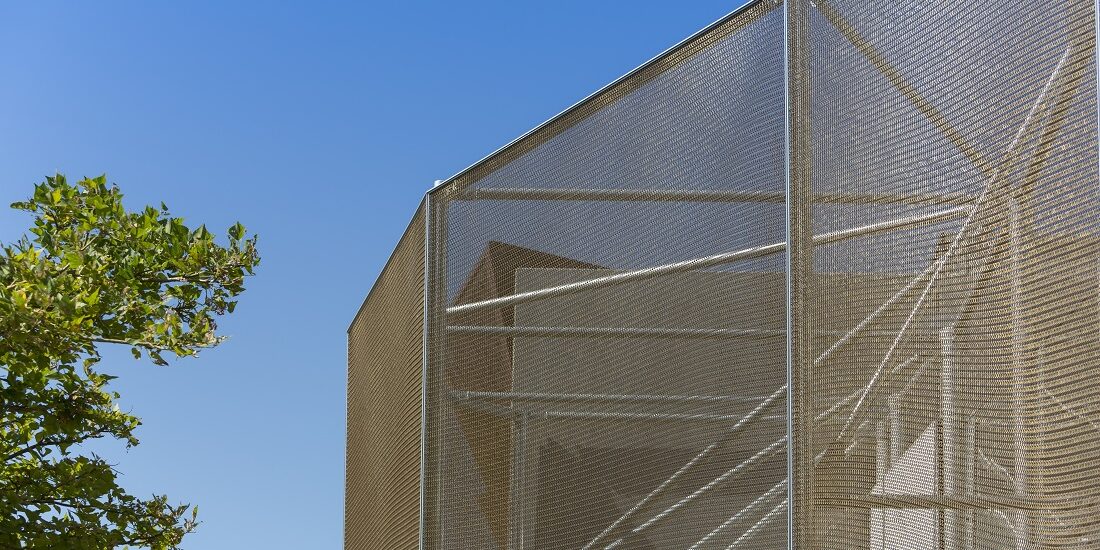 Building facade with mesh steel link